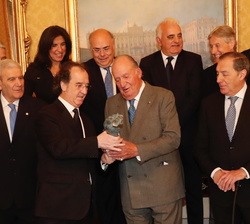 Su Majestad el Rey Don Juan Carlos recibe el Trofeo de la Asociación Española de la Prensa Deportiva